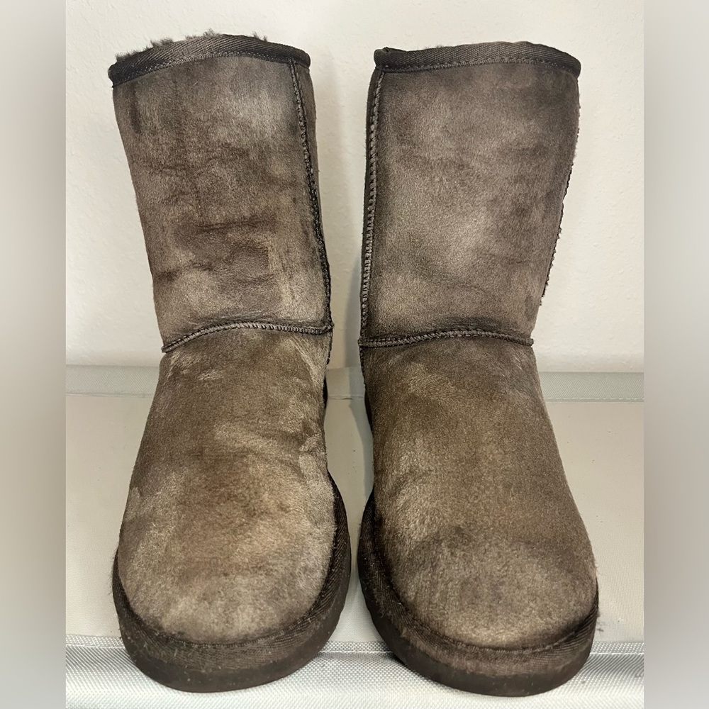 UGG Boots Classic Short Brown Women’s Size 8 Pull On Sheepskin Winter Snow